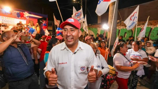 Juan Carlos Morillo rodeado de simpatizantes durante la campaña regional en Áncash