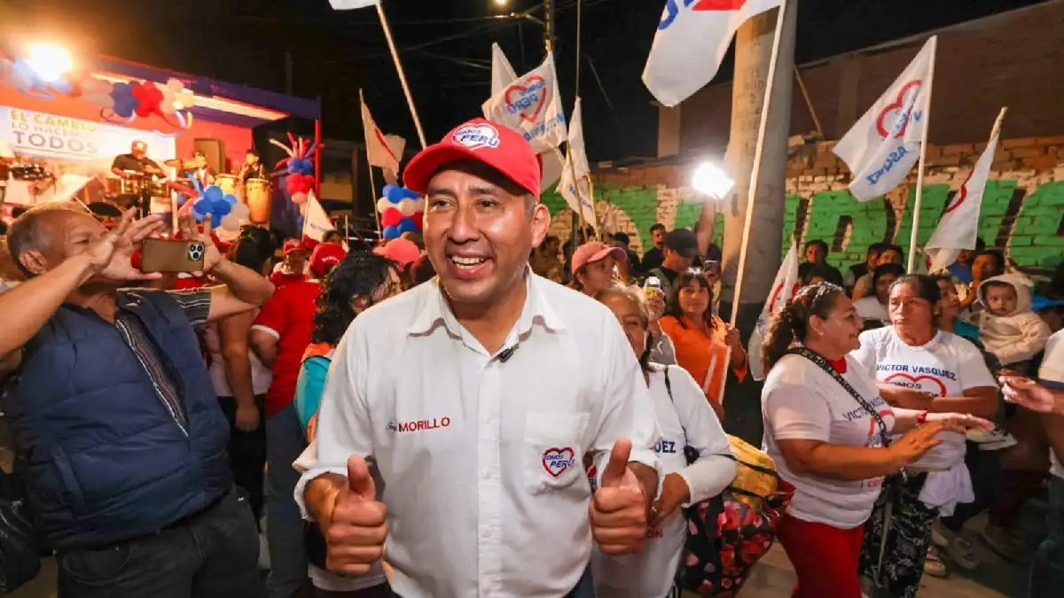 Juan Carlos Morillo rodeado de simpatizantes durante la campaña regional en Áncash