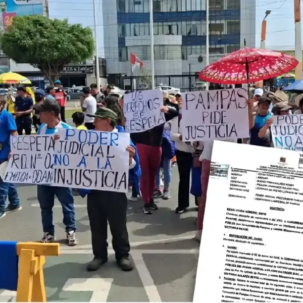Comuneros de Pampas Pallasca protestan con carteles exigiendo justicia junto al fallo judicial contra el Juez de Paz