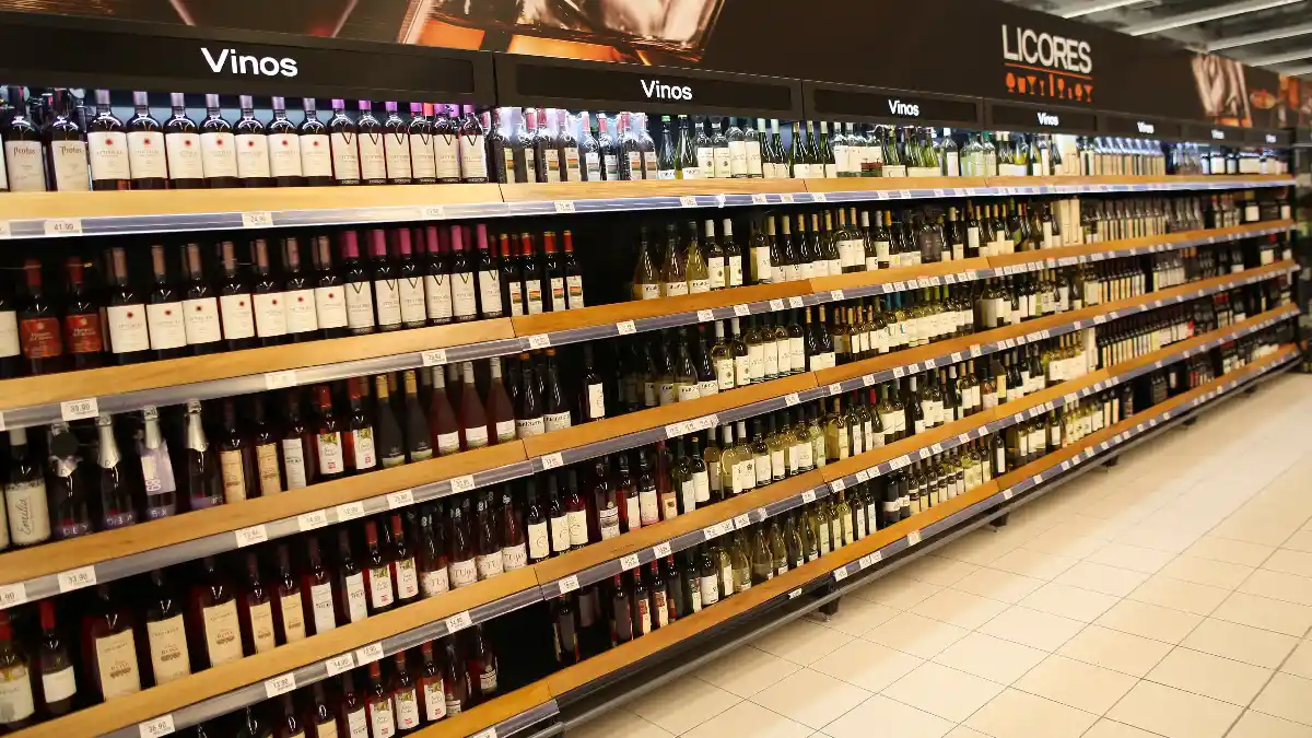 Fiscalizadores y policía supervisando la prohibición de venta de alcohol por la ley seca elecciones 2026 en un comercio.