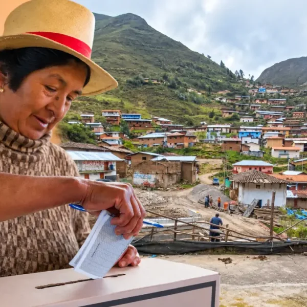 Ciudadana emitiendo su voto en las elecciones en centros poblados Pallasca en Mayas Conchucos