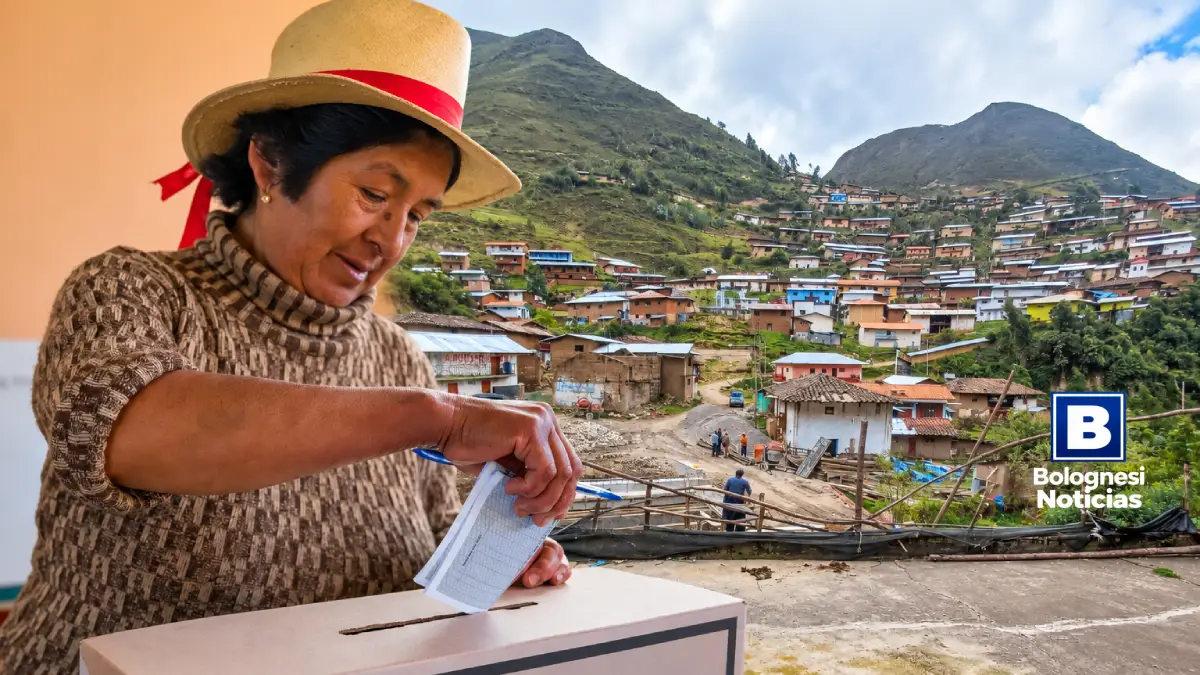 Ciudadana emitiendo su voto en las elecciones en centros poblados Pallasca en Mayas Conchucos