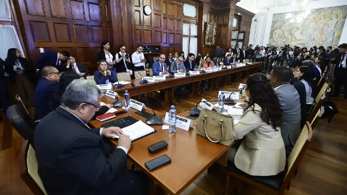 Comisión de Constitución aprueba dictamen para otorgar facultades al Ejecutivo por 90 días